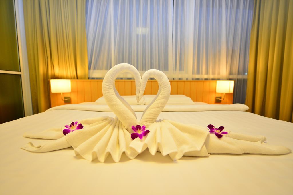 Phuket Modern Thai Suites מראה חיצוני תמונה