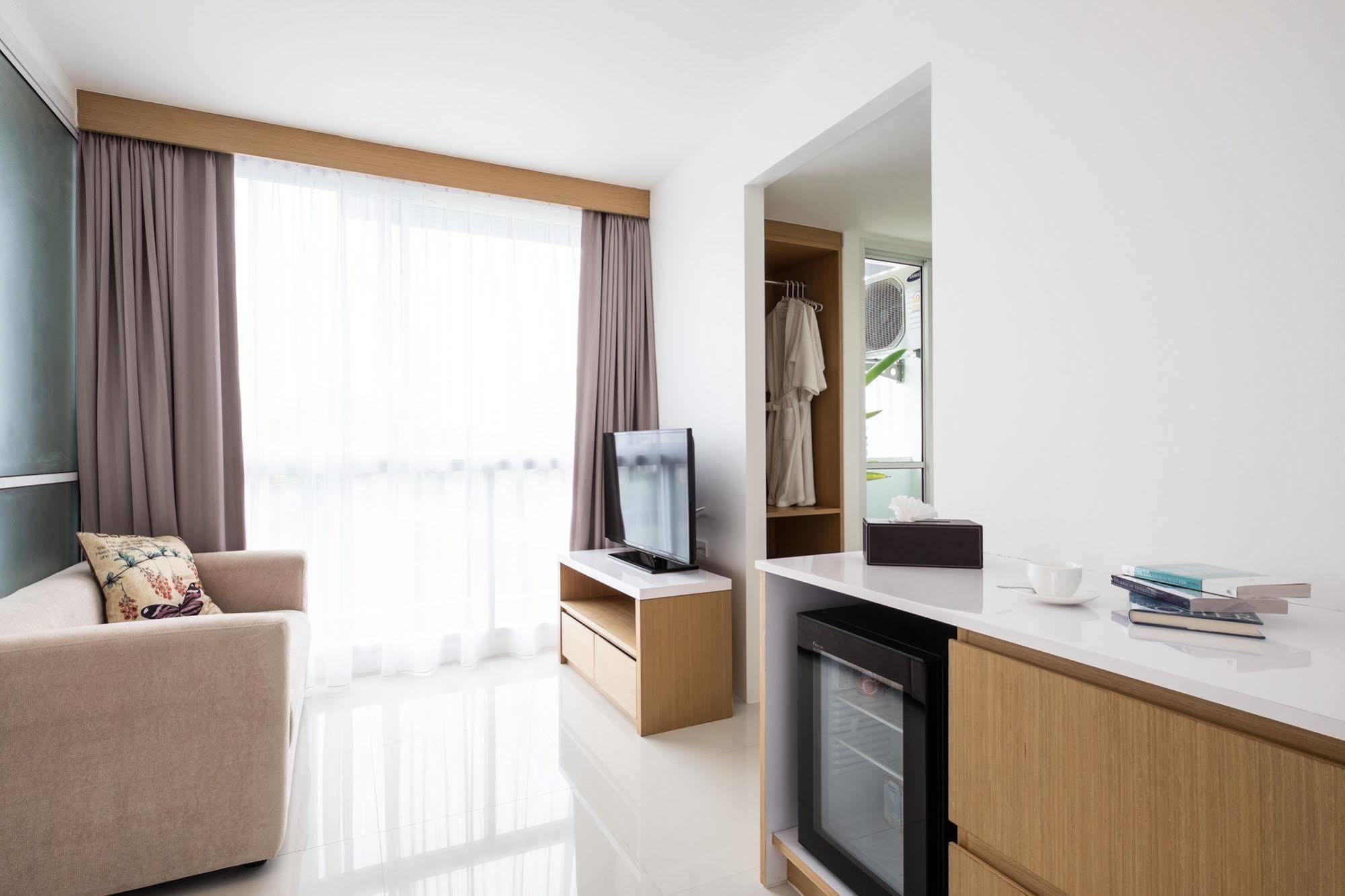 Phuket Modern Thai Suites מראה חיצוני תמונה