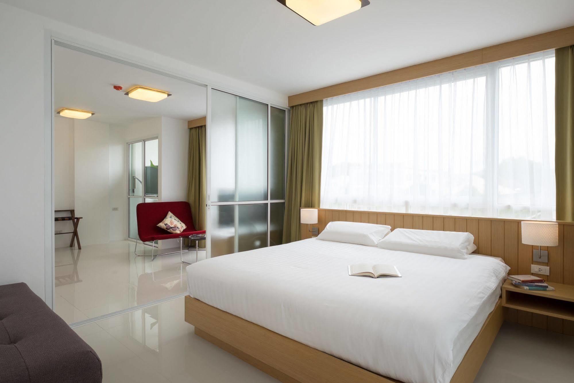 Phuket Modern Thai Suites מראה חיצוני תמונה