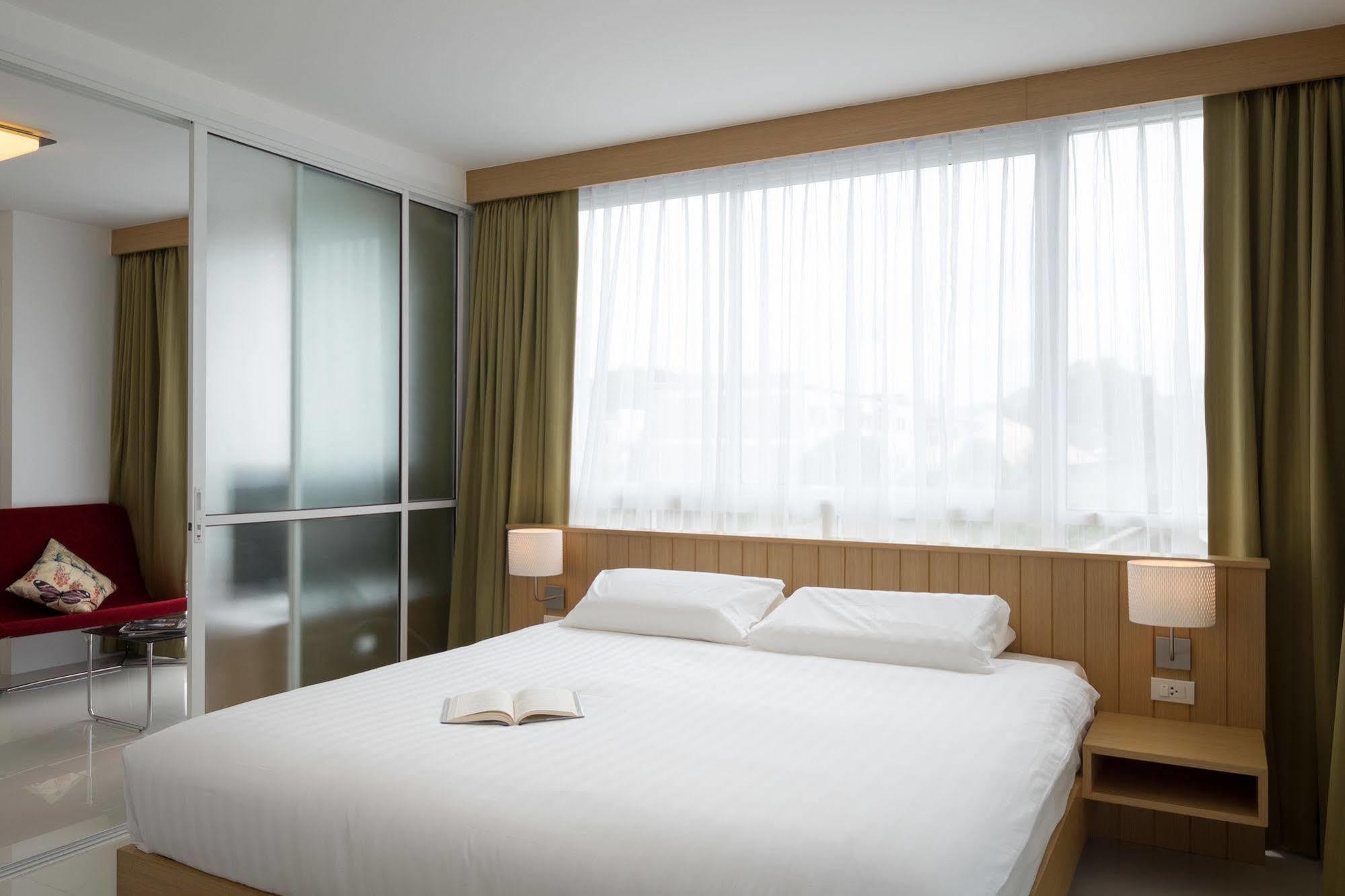 Phuket Modern Thai Suites מראה חיצוני תמונה